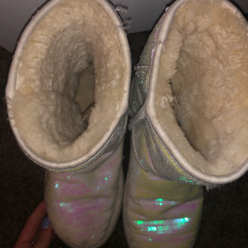 UGGS - Picture 3 of 3